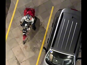 ENTREGADOR VEIO TRAZER O O LANCHE E ESTAVA DE PAU DURO, DEI UMA MANJADA E O PUTO PERGUNTOU SE EU QUERIA PEGAR. - Unconforming