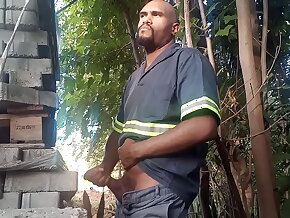 Trabador masturbando atas dos blocos da construção